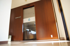 入口　エレベーターを降りるとすぐ入口があります。